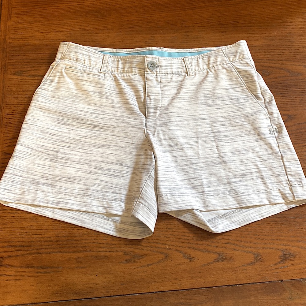 Under Armour 5” Women’s white and gray patterned golf shorts.